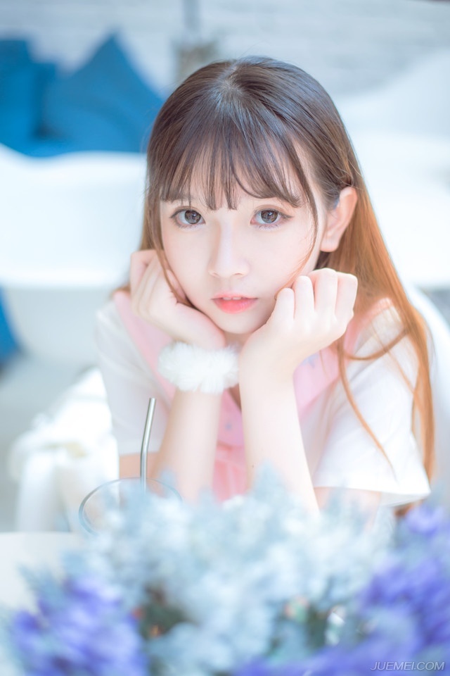 “此为滕盾，是根据南蛮之中的藤甲仿制而成，论及坚固，远超寻常木盾，而且十分轻便。”邓贤在一边解释道。